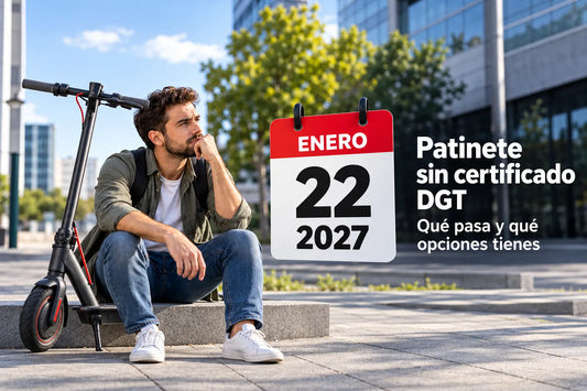 Hombre preocupado junto a su patinete eléctrico y calendario del 22 de enero de 2027, fecha límite para circular con patinetes sin certificado de homologación por DGT