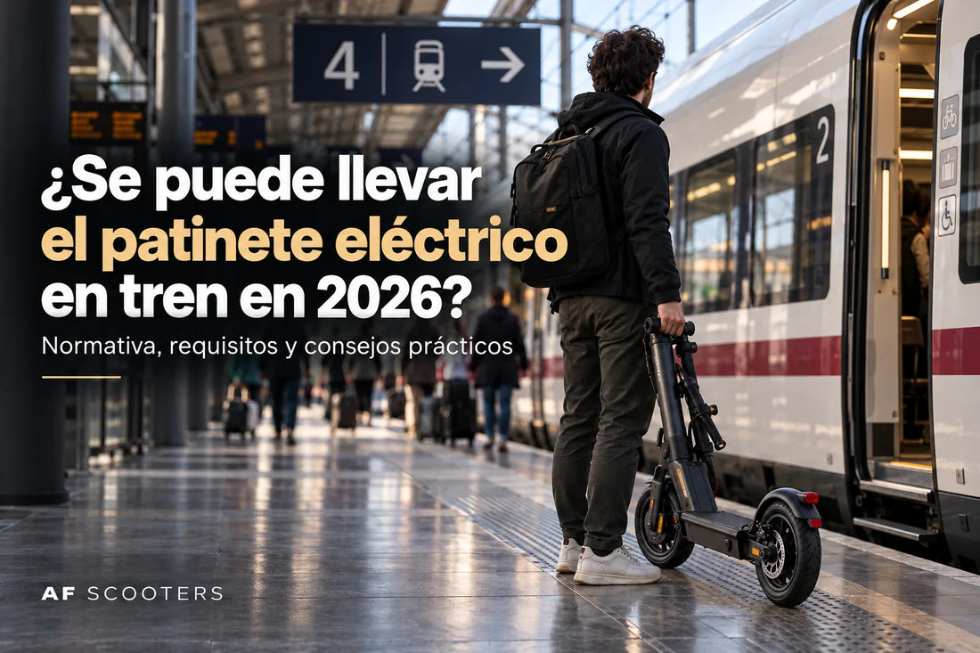 Viajero con patinete eléctrico en una estación de tren, ilustrando la normativa de Renfe 2026 y los requisitos para transportar patinetes.