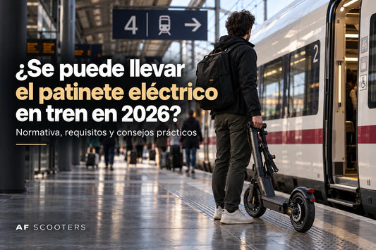 Viajero con patinete eléctrico en una estación de tren, ilustrando la normativa de Renfe 2026 y los requisitos para transportar patinetes.